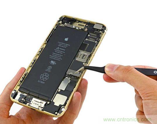 與iPhone 5S相比，電池尺寸更大，電池效率提高了16%。整部手機(jī)看起來就像一件藝術(shù)品，但看不到太多的內(nèi)部構(gòu)造。（來源：iFixit）